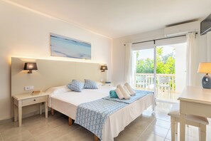Double or Twin Room, Terrace (Street View) | Bed sheets - Hotel Martorell (Ses Salines)