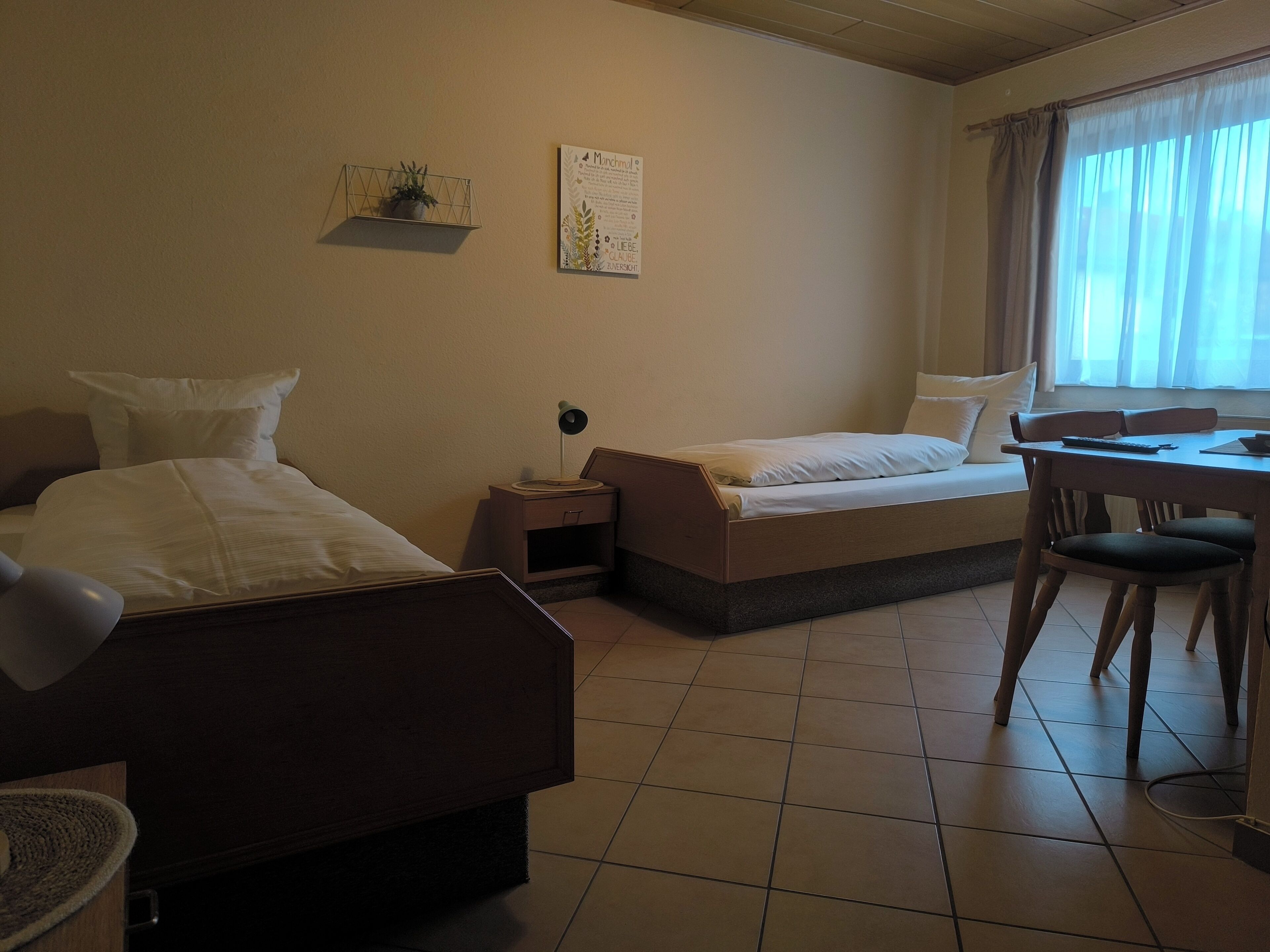 Zweibettzimmer | Schallisolierte Zimmer, kostenlose Babybetten, kostenloses WLAN