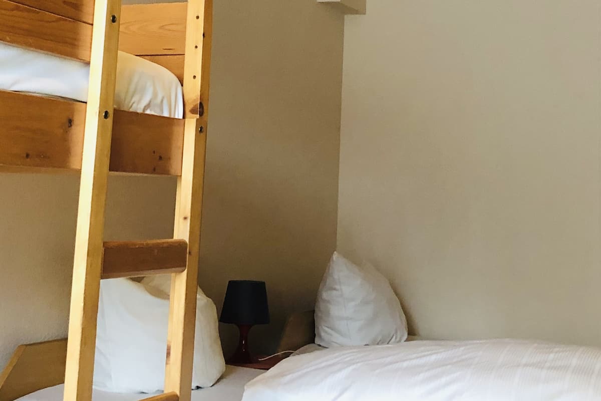 Triple Room | Soundproofing, free cribs/infant beds, free WiFi
