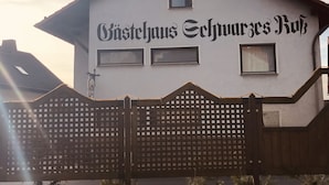 Un edificio con el cartel "Gästehaus Schwarz's Hof".