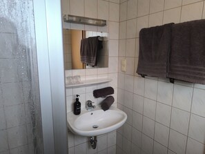 Chambre avec lits jumeaux | Salle de bain