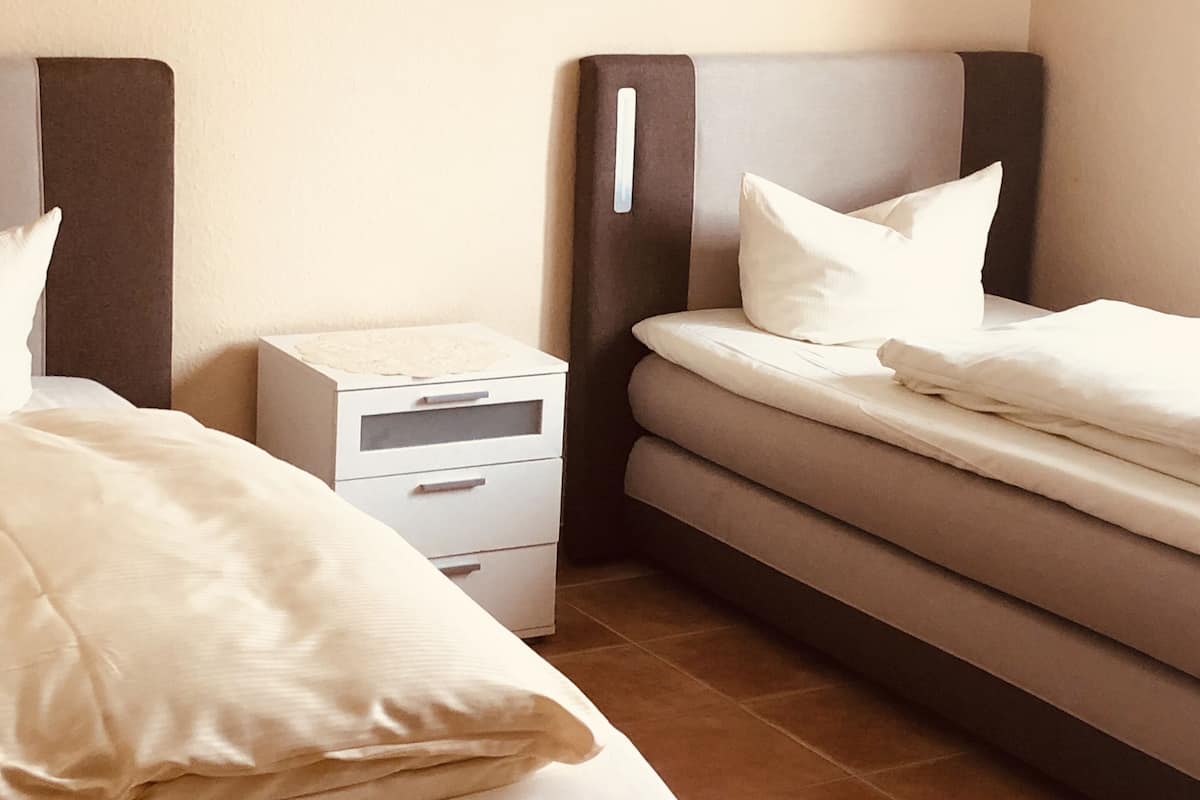 Twin Room | Soundproofing, free cribs/infant beds, free WiFi