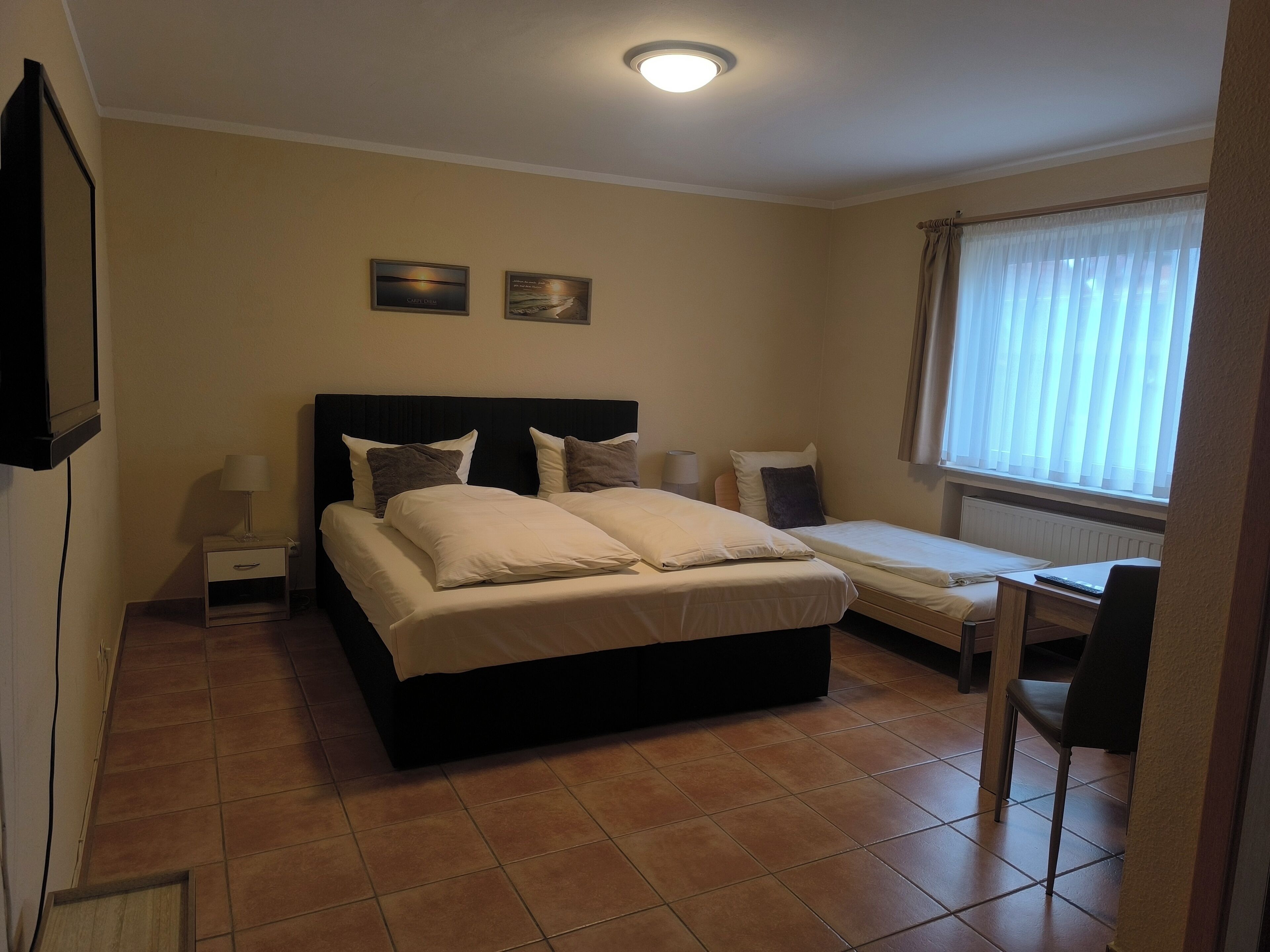 Dreibettzimmer | Schallisolierte Zimmer, kostenlose Babybetten, kostenloses WLAN