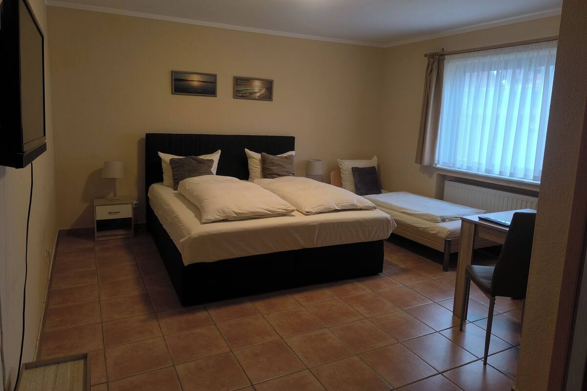 Triple Room | Soundproofing, free cots/infant beds, free WiFi