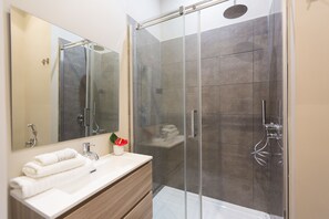 Double Room, Private Bathroom (Lusso) | Bathroom | Shower, rainfall showerhead, free toiletries, hair dryer