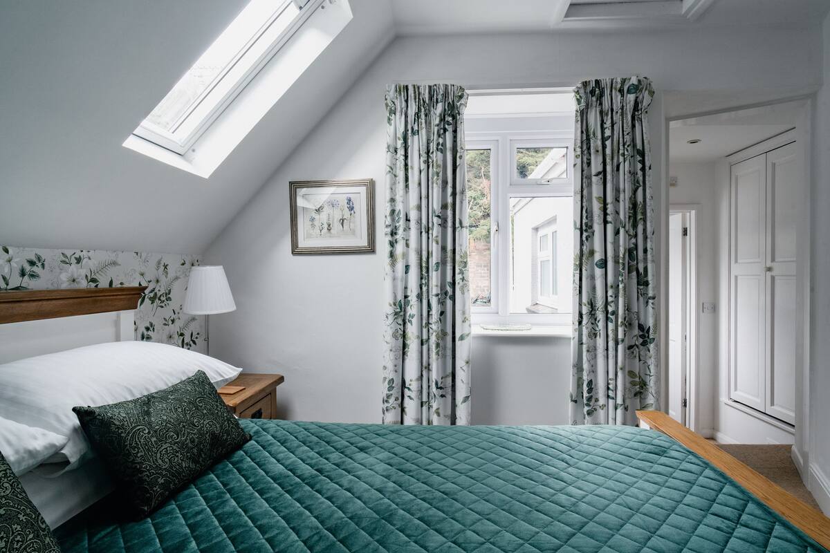 Deepdene, comfortable double room (Second Floor) | 1 bedroom, individually decorated, individually furnished, free WiFi