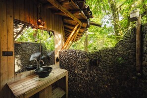 Elite bungalow, meerdere bedden | Badkamer | Een douche, gratis toiletartikelen