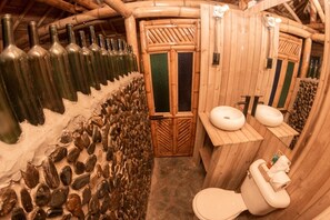 Bangalô superior, 1 cama Queen | Banheiro | Chuveiro, produtos de toalete grátis