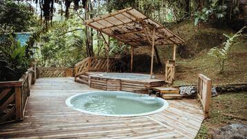 Outdoor spa tub