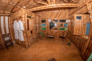 Cabana com design assinado, várias camas | Área de estar