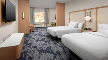 Suíte, várias camas | Escrivaninha, cortinas blackout, quartos à prova de som