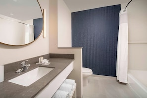 Regadera, amenidades de baño gratuitas, secadora de cabello, toallas 