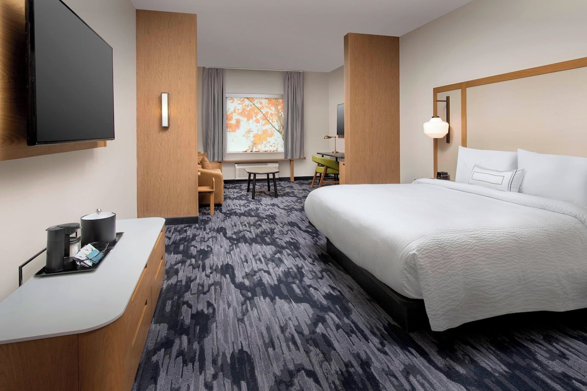 Suite, 1 trÚs grand lit et 1 canapé-lit (Mobility Accessible, Tub) | Bureau, rideaux occultants, chambres insonorisées