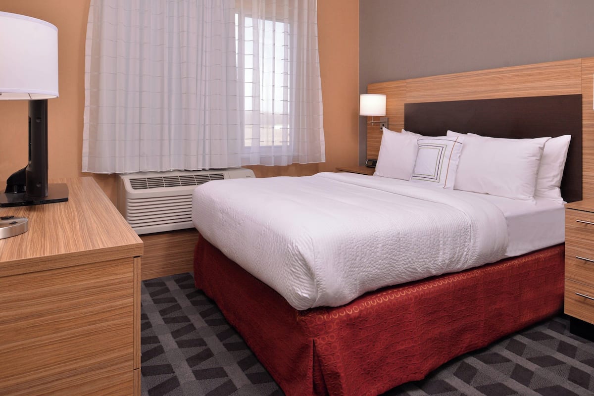 1 bedroom, premium bedding, in-room safe, desk