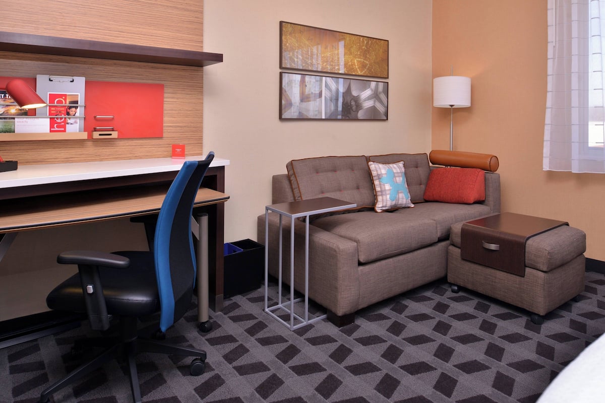 Studio, 1 King Bed with Sofa bed | Living area | 32-inch flat-screen TV with cable channels, TV