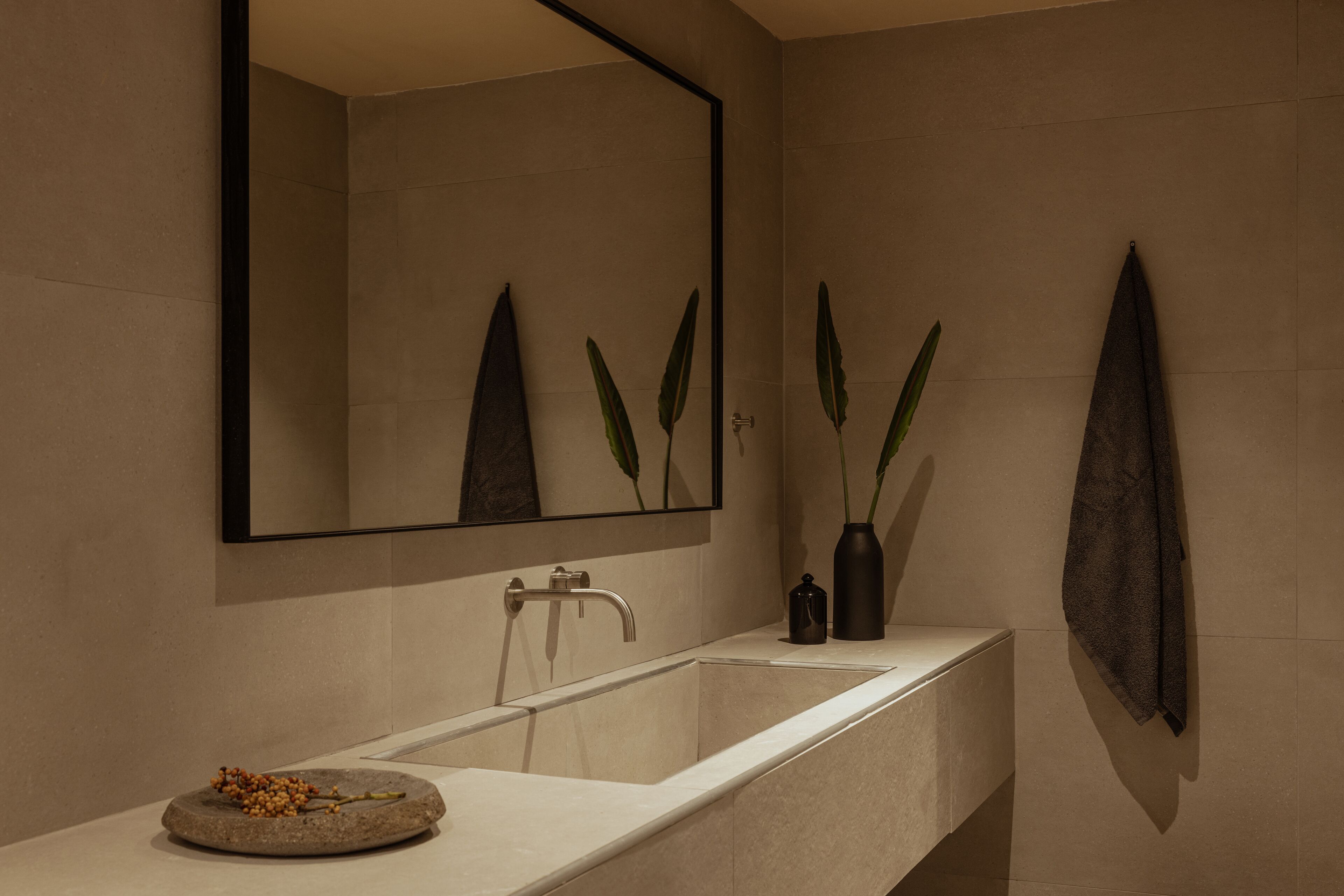 deluxe studio suite | bathroom | shower, rainfall showerhead, free toiletries, hair dryer