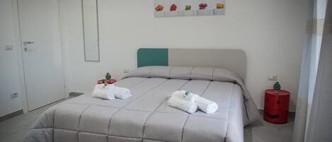 Quarto triplo standard | Frigobar, cofres nos quartos, escrivaninha, cortinas blackout