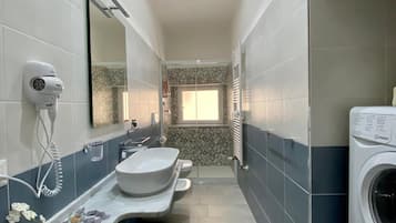 Ducha, artículos de higiene personal gratuitos y secador de pelo