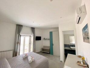 Minibar, una cassaforte in camera, una scrivania, tende oscuranti