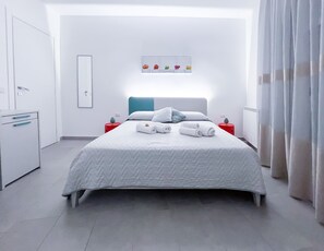 Minibar, caixa forta a l'habitació, escriptori i cortines opaques