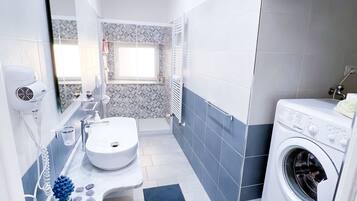 Een minibar, een kluis op de kamer, een bureau, verduisterende gordijnen