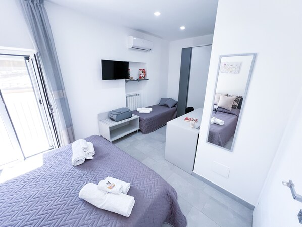 Minibar, in-room safe, desk, blackout drapes - B&B Al Centro Storico (Caltagirone)