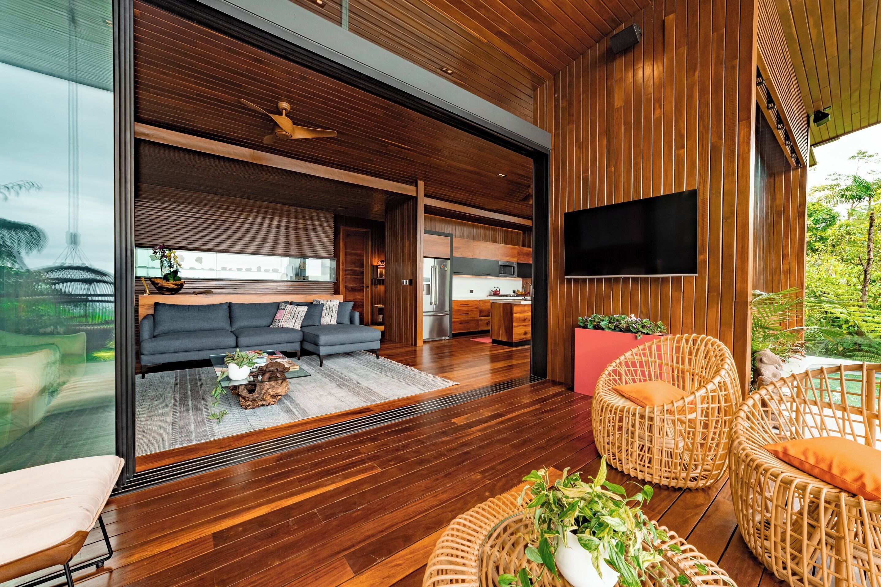 Villa Kobano | أغطية فراش متميزة وخزنة داخل الغرفة ومكتب ومساحة عمل للكمبيوتر المحمول