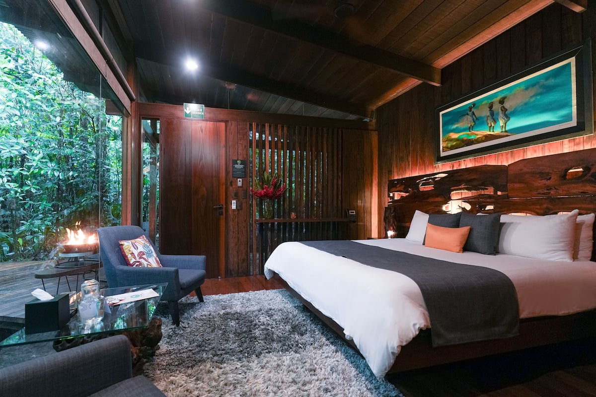 Jungle Suite | Sengetøy av topp kvalitet, safe på rommet og skrivebord