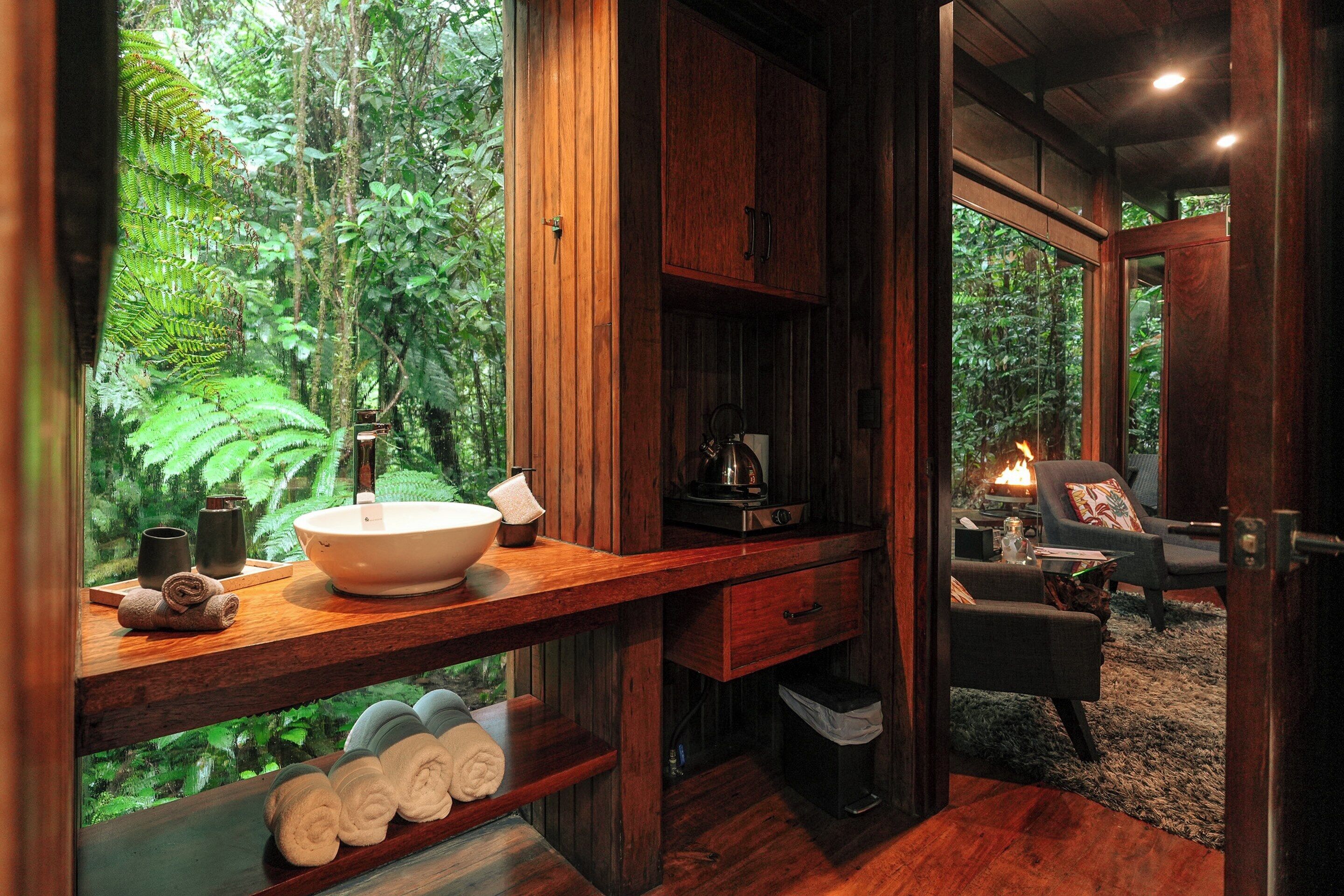 Jungle Suite | ห้องน้ำ | ฝักบัว, ฝักบัวนวดด้วยพลังน้ำ, ของใช้ในห้องน้ำฟรี, รองเท้าสวมภายในห้อง