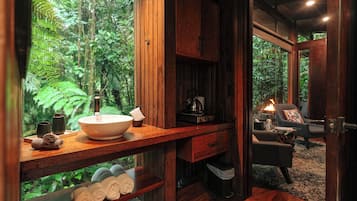 Jungle Suite | Bathroom | Shower, hydromassage showerhead, free toiletries, slippers