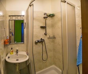 Classic Apartment | Bathroom | Shower, hair dryer, slippers, towels - Ubytovanie Pálenica (Štrba)