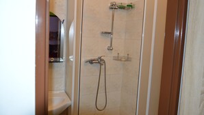 Douche, sèche-cheveux, chaussons, serviettes fournies