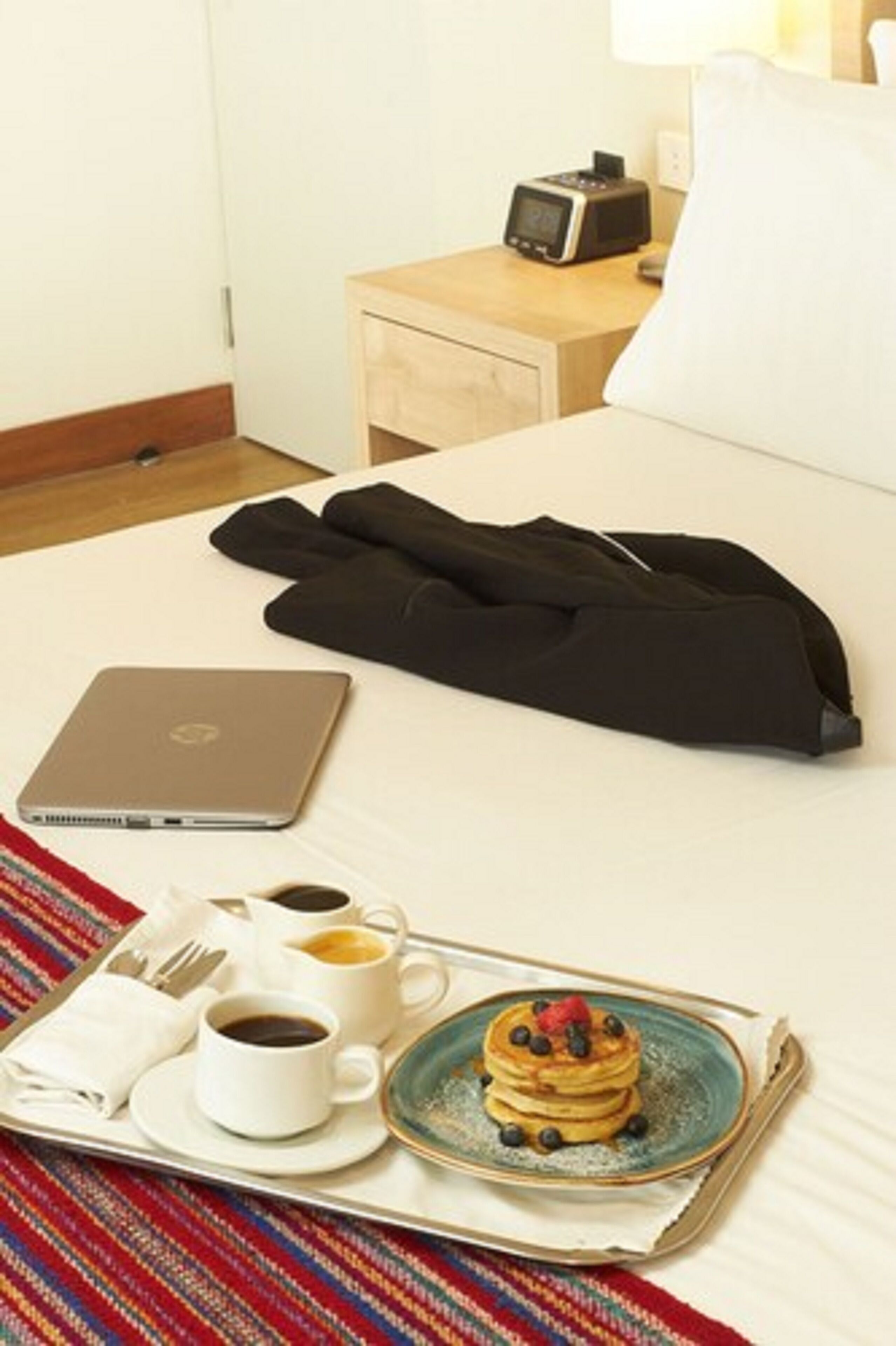 junior room, 1 king bed | minibar, in-room safe, desk, blackout curtains