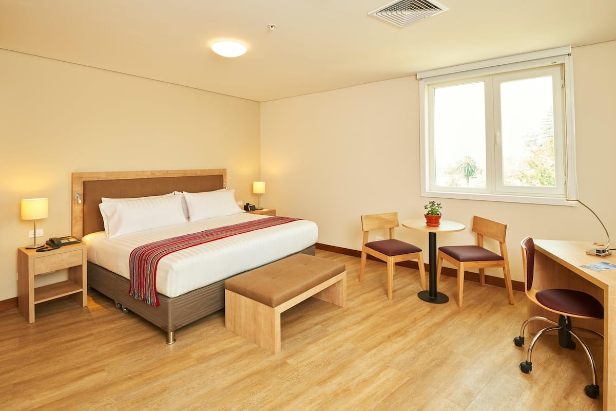 Minibar, Zimmersafe, Schreibtisch, Verdunkelungsvorhänge