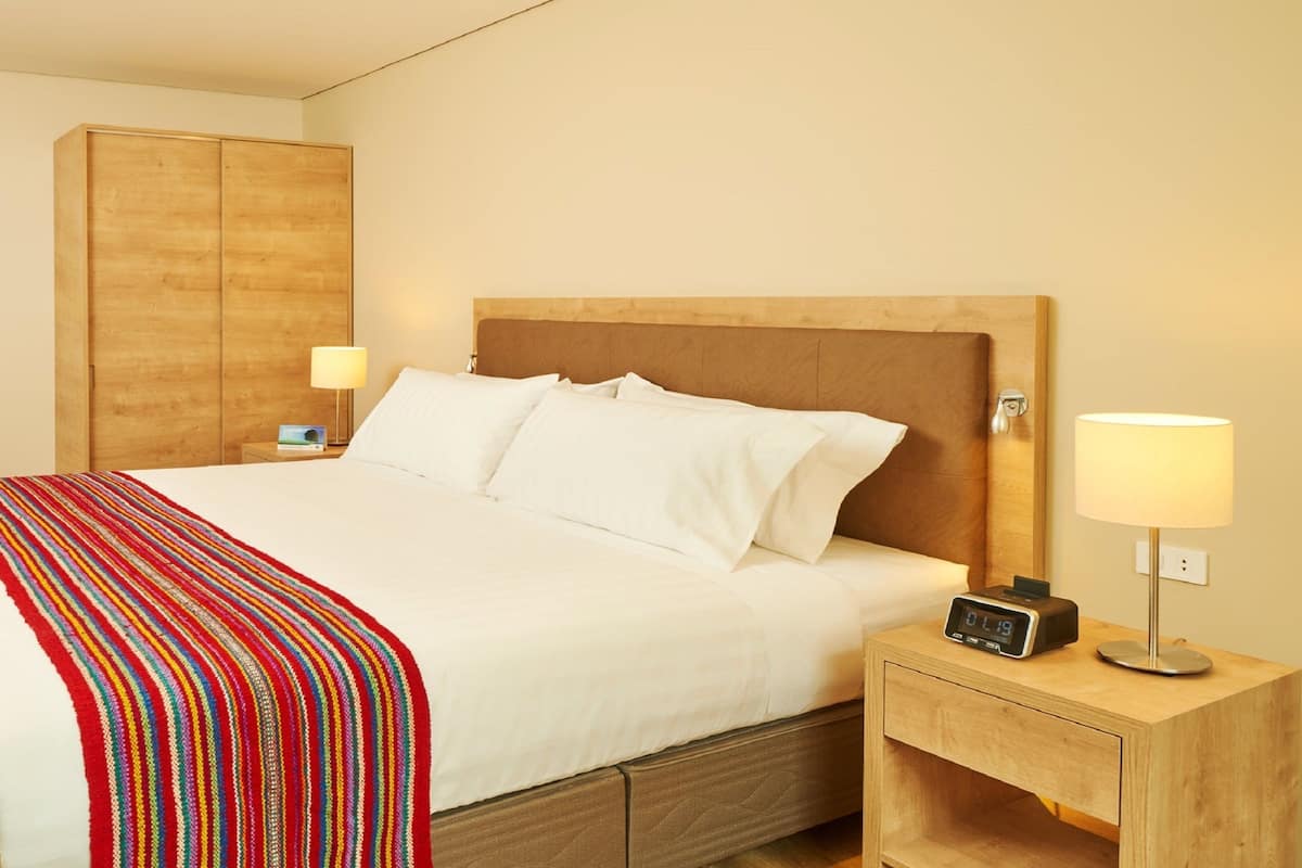 Standaard kamer, 1 queensize bed | Een minibar, een kluis op de kamer, een bureau, verduisterende gordijnen