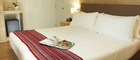 Junior-Zimmer, 1 King-Bett | Minibar, Zimmersafe, Schreibtisch, Verdunkelungsvorhänge