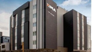 A modern hotel building with a prominent 'XIMAHOTEL' sign. - Xima Lima San Isidro (Lima)