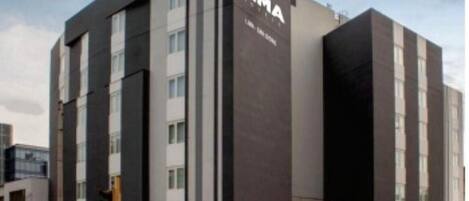 Vista frontal de la propiedad