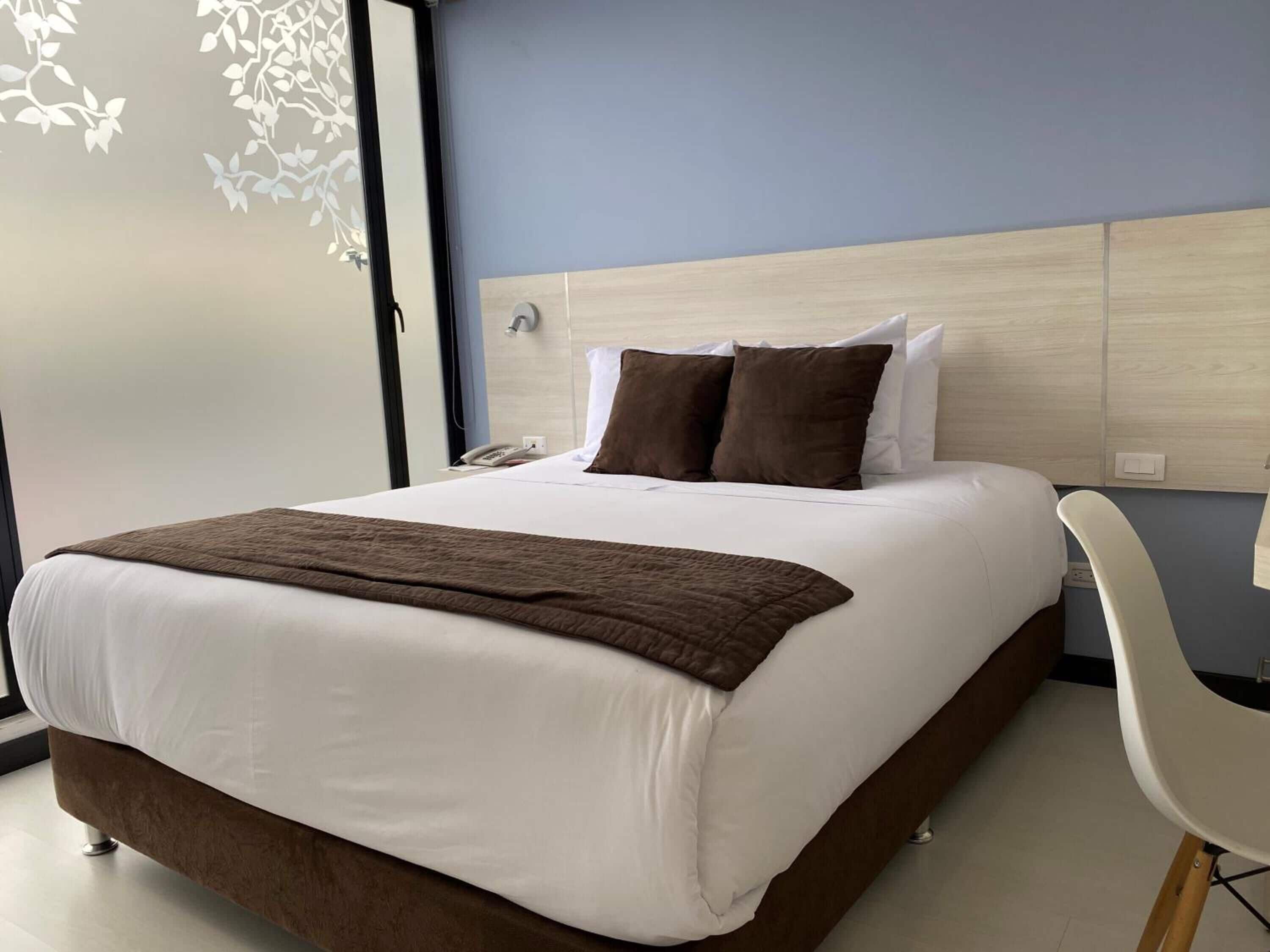 standard double room | 1 bedroom, in-room safe, desk, soundproofing