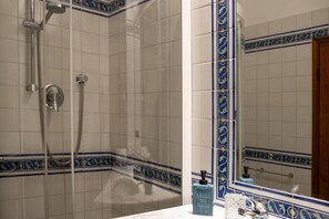 Shower, hair dryer, bidet, towels