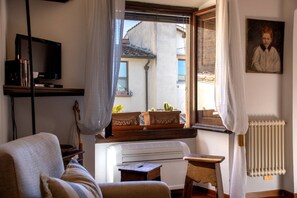 Fernseher, DVD-Player, Bücher