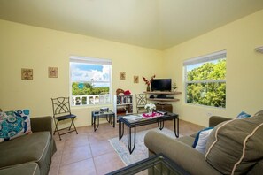 TV, DVD player - Cozy Cottage steps from Rainbow Bay Beach; Tennis (Rainbow Bay)