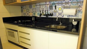 Kühlschrank, Mikrowelle, Herdplatte, Geschirrspüler