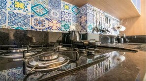 Geladeira, micro-ondas, cooktop, lava-louças