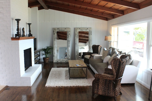 Living Room - Large flat screen 3D TV w/ internet access in corner!