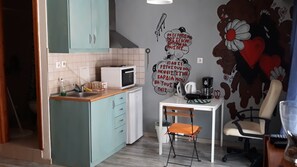Fridge, oven, stovetop, coffee/tea maker - The bohemian studio by the center (Thessaloniki)
