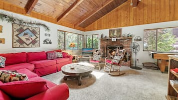 Téléviseur, foyer, lecteur de DVD, table de baby-foot