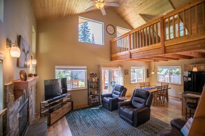 TV connectée, cheminée, lecteur de DVD