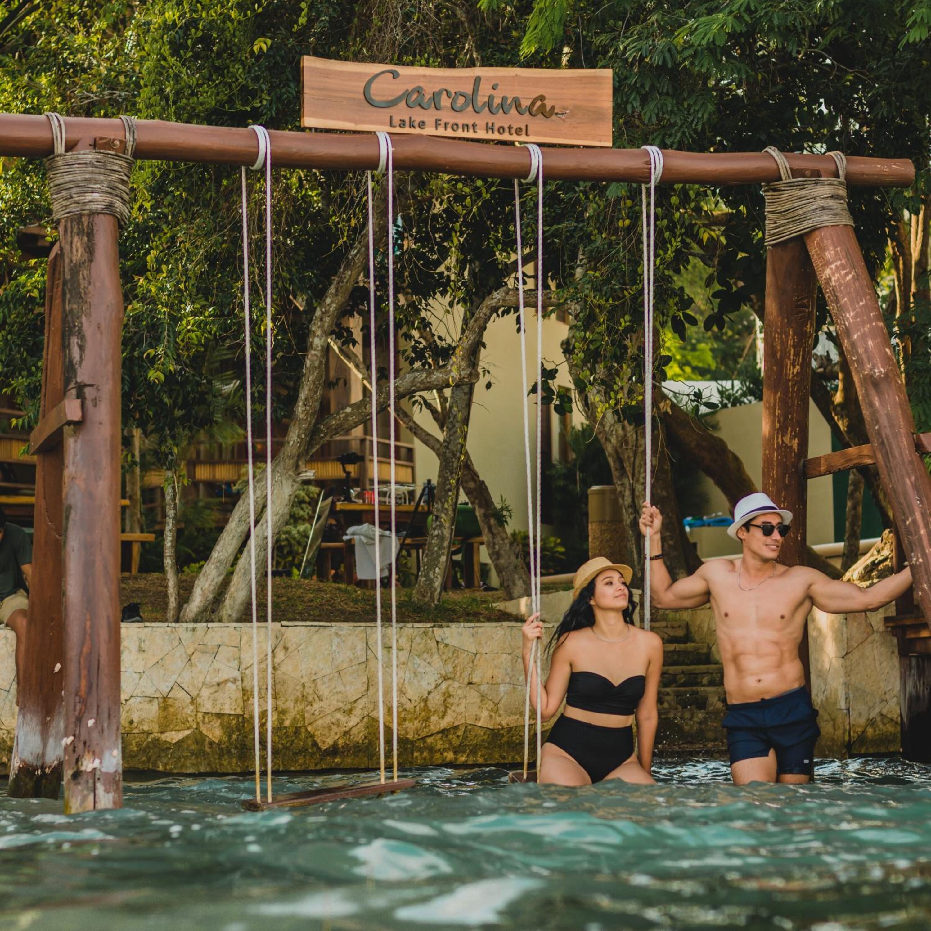En gyngestativ af træ med et skilt, der står 'Carolina Lake Front Hotel'.