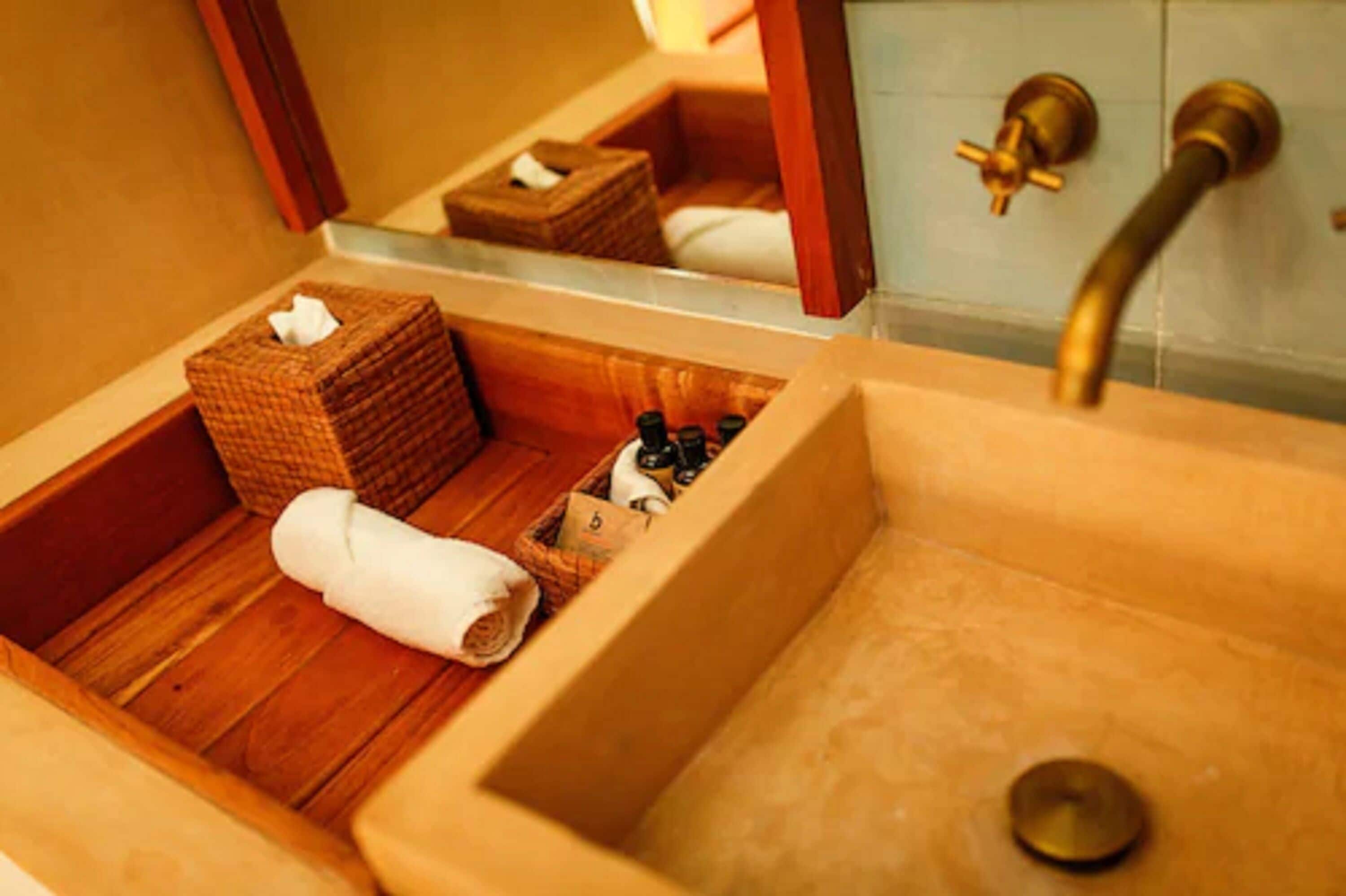 deluxe room, lagoon view | bathroom sink